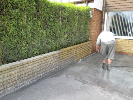 Cleaning the imprinted concrete